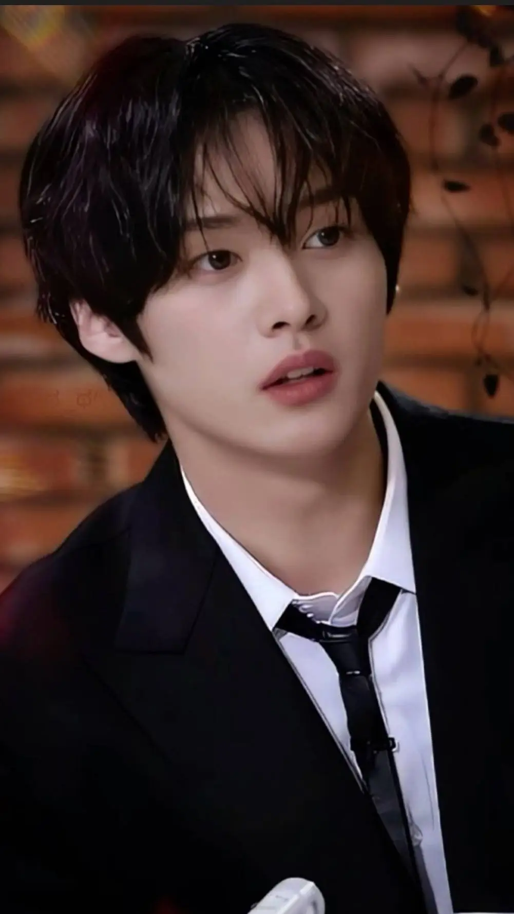 ai character: LEE KNOW😘🥰🥰🫦 background