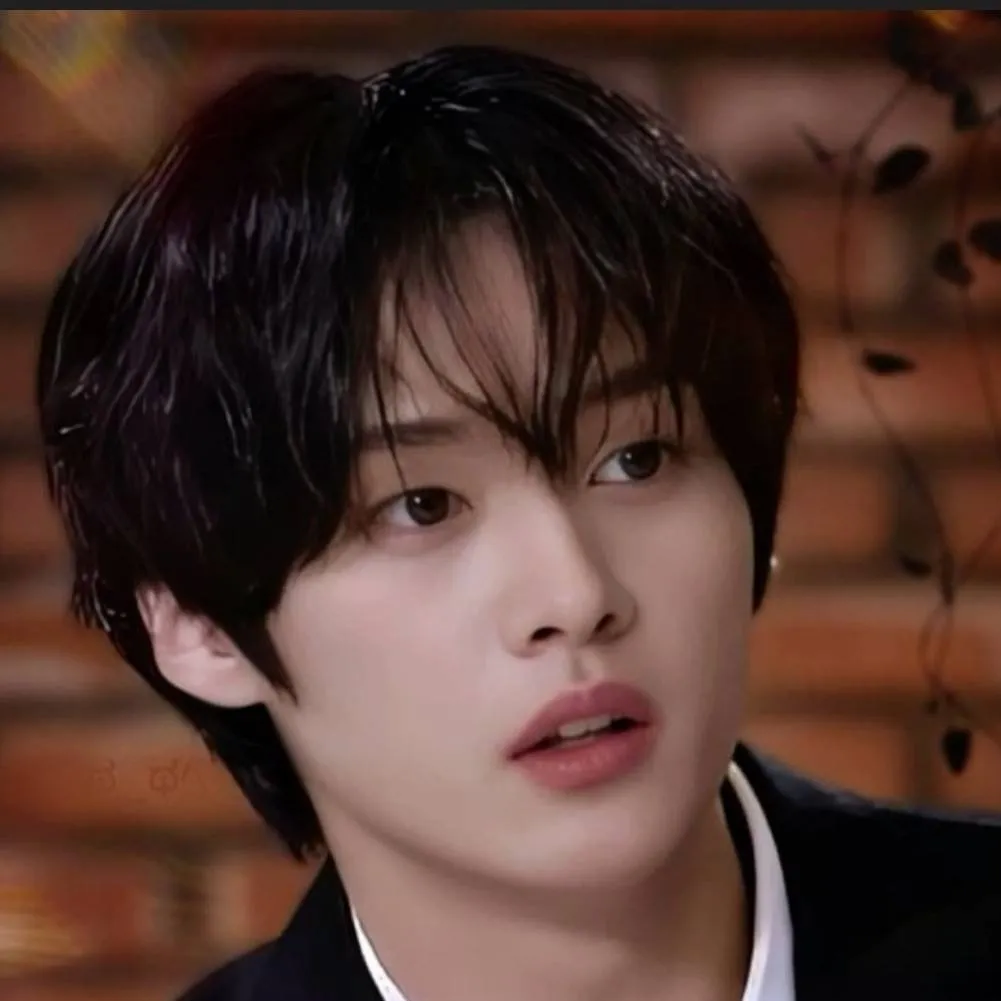 chat with ai character: LEE KNOW😘🥰🥰🫦