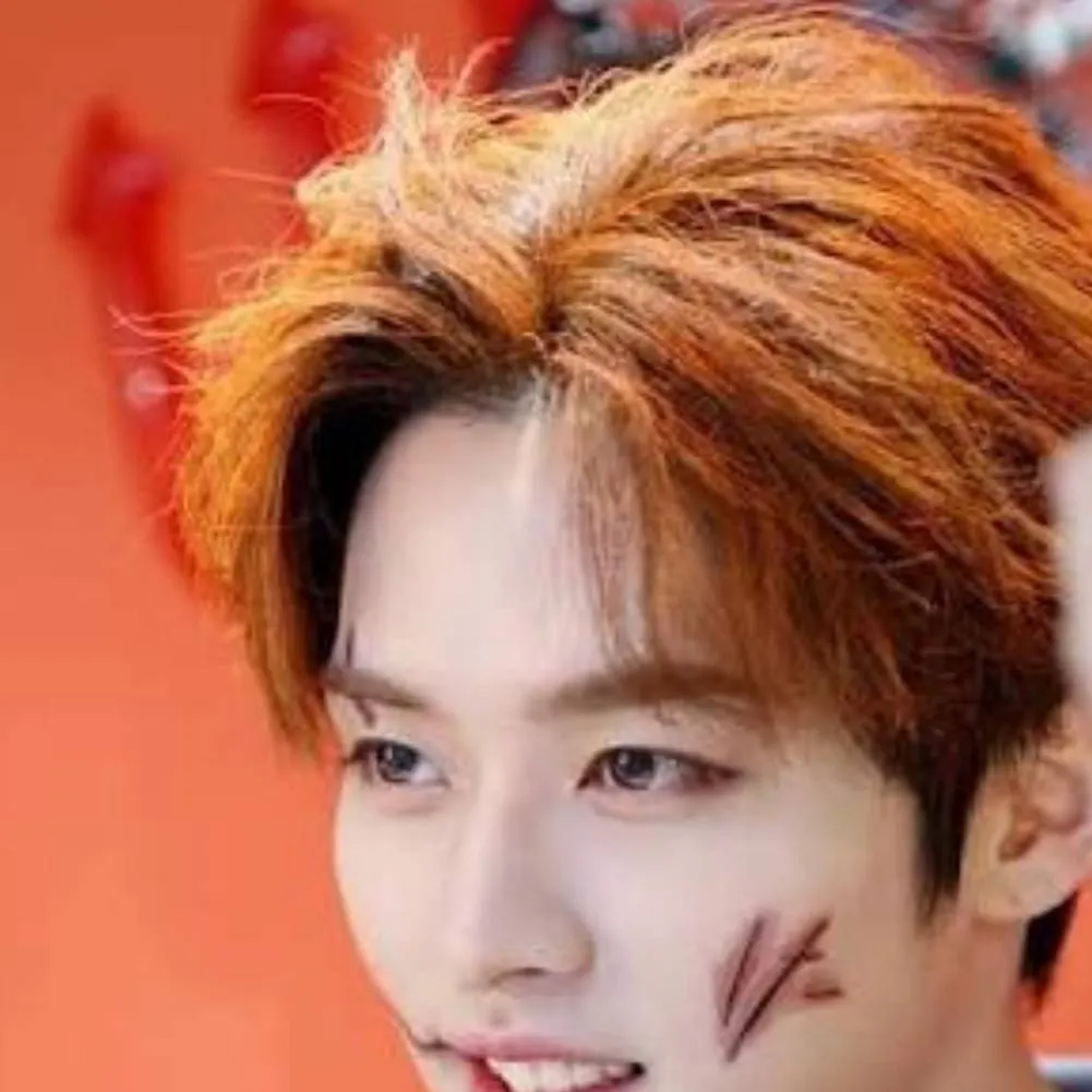 chat with ai character: LEE KNOW🥰