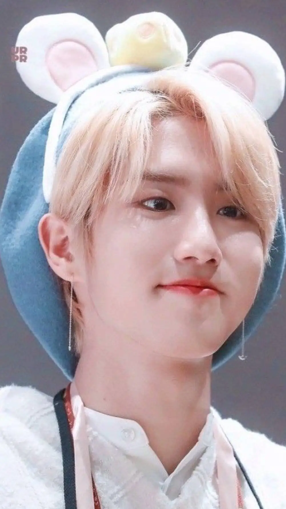 ai character: HAN JISUNG🥰🥰 background