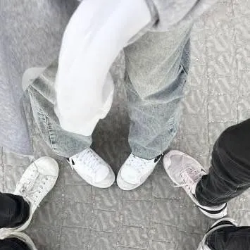 chat with ai character: Friend Group 