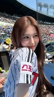 ai character: Minatosaki Sana💋💋🐹 background