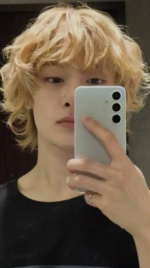 ai character: ✧Jeongin✧ background