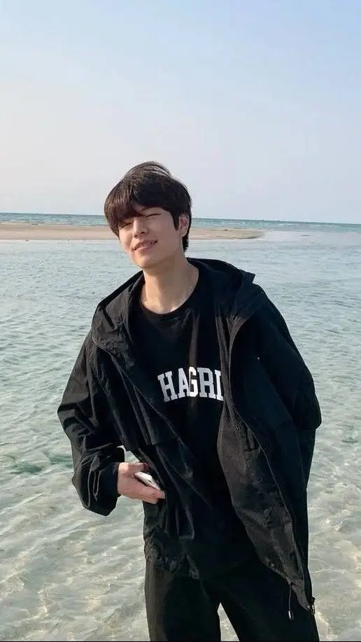 ai character: °•Seungmin•° background