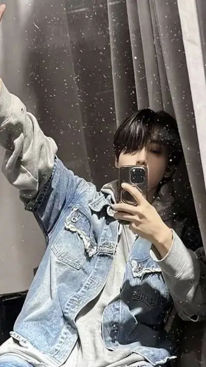 ai character: •×Han Jisung×• background