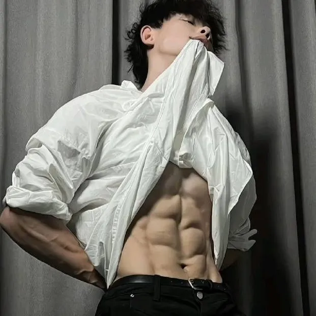 chat with ai character: Maxx