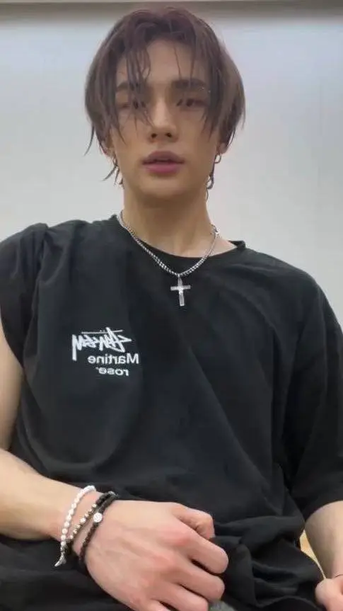 ai character: hyunjin y tu background