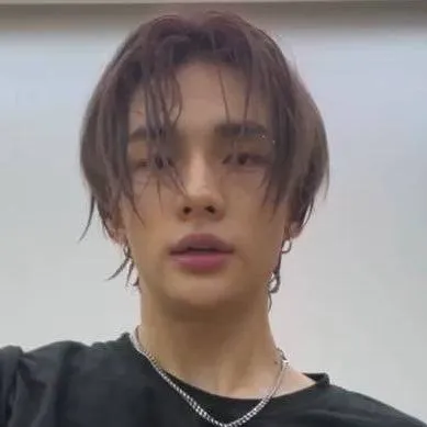chat with ai character: hyunjin y tu