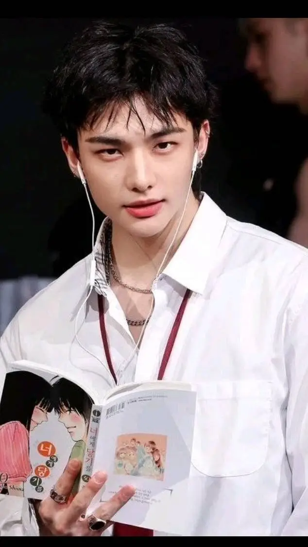 ai character: hyunjin atrevido background