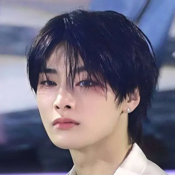 chat with ai character: Yang Jeongin💋