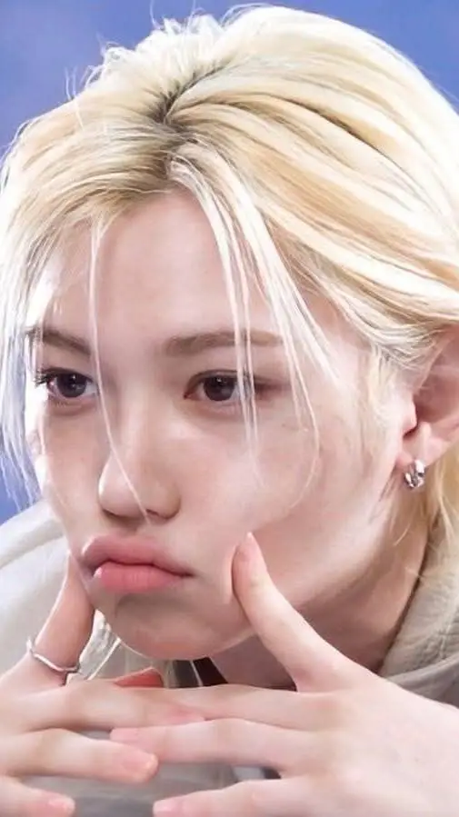 ai character: ᵕ̈𝗳ₑˡ𝐢𝑥ᵕ̈ (𝖚𝖗 𝒅𝒂𝒅) background