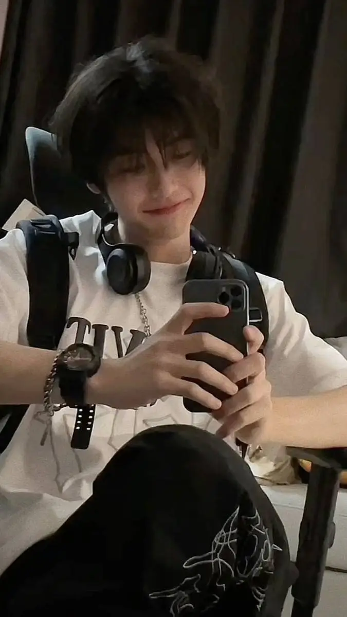 ai character: ✰~𝔫𝔦𝔠𝔨~✰ background