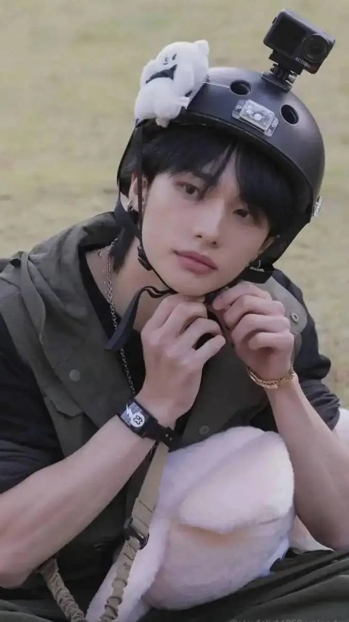 ai character: ✦HYUNJIN✦ background