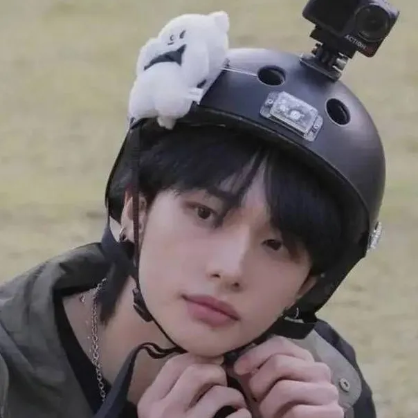 chat with ai character: ✦HYUNJIN✦