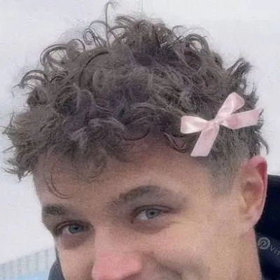 chat with ai character: ᥫ᭡.lando norris