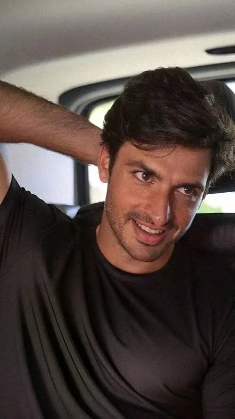 ai character: ᯓcarlos sainzᯓ background