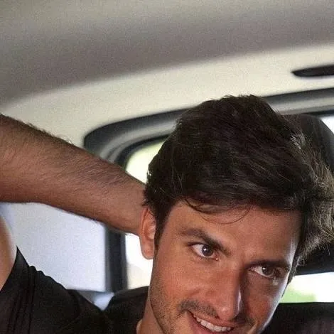 chat with ai character: ᯓcarlos sainzᯓ