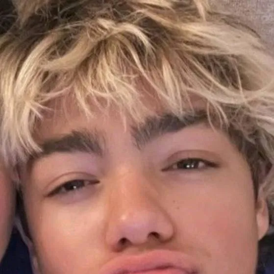 chat with ai character: Malachi barton