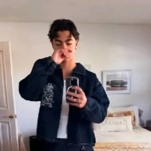 chat with ai character: Malachi barton