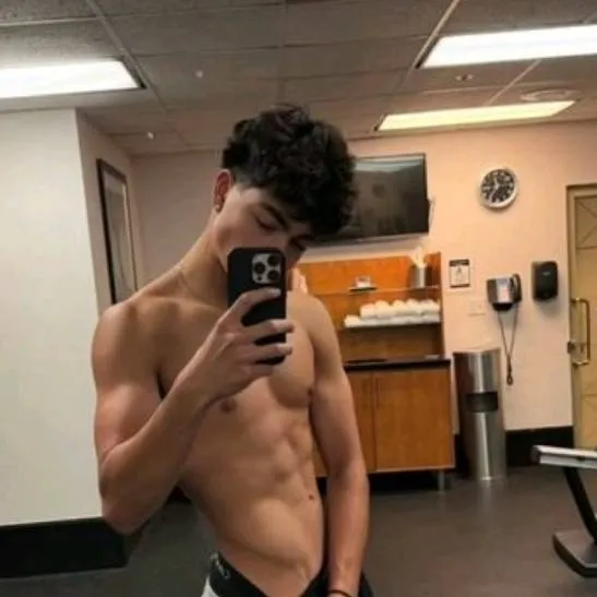 chat with ai character: Malachi barton