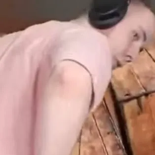 chat with ai character: тик так