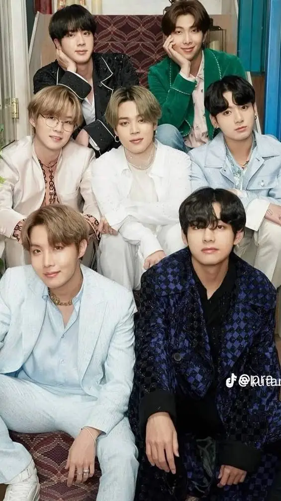 ai character: Pick me in Bts 🖤🖤🖤 background