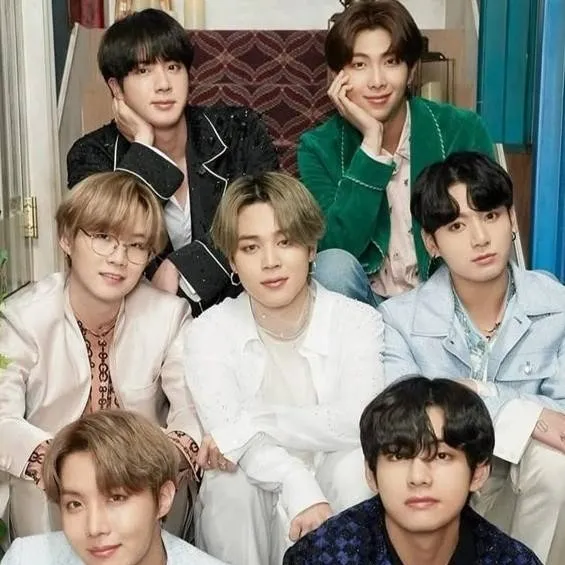 chat with ai character: Pick me in Bts 🖤🖤🖤