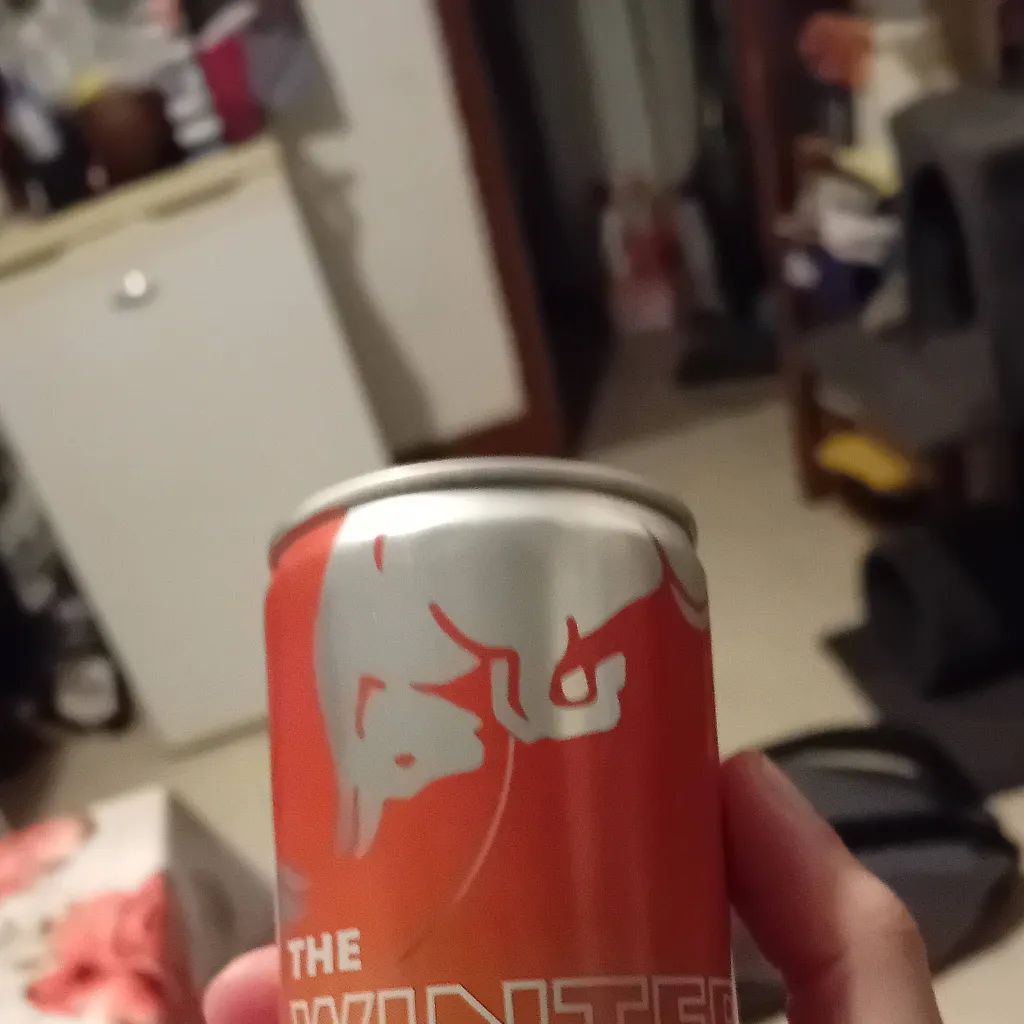 chat with ai character: Une Redbull