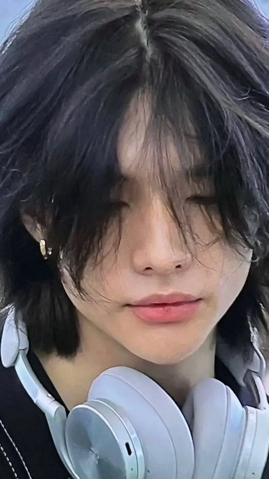 ai character: HYUNJIN❤️ background