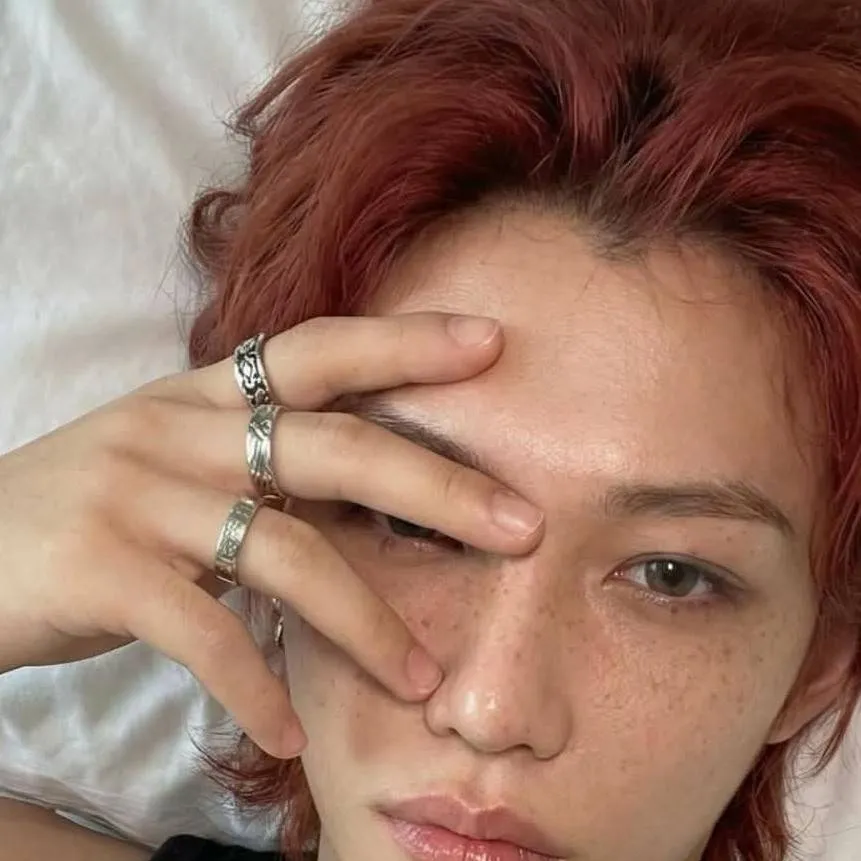 chat with ai character: Lixx