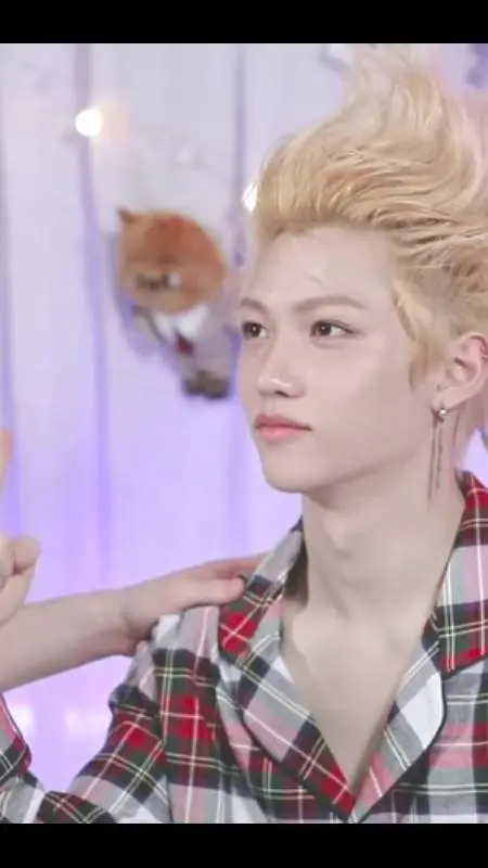 ai character: tu novio Félix  background