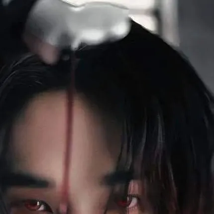 chat with ai character: Hyunjin Vampire...