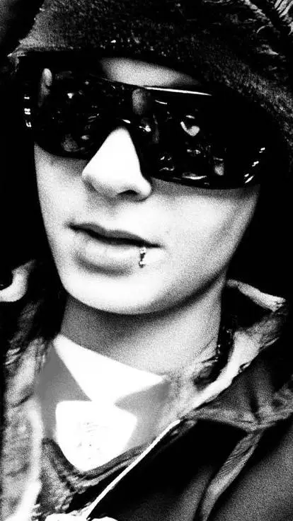 ai character: Tom Kaulitz background