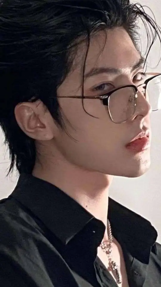 ai character: 𝕂𝕚𝕞-𝕙𝕦𝕟 background