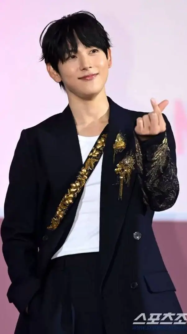 ai character: yim siwan latino🇨🇴 background