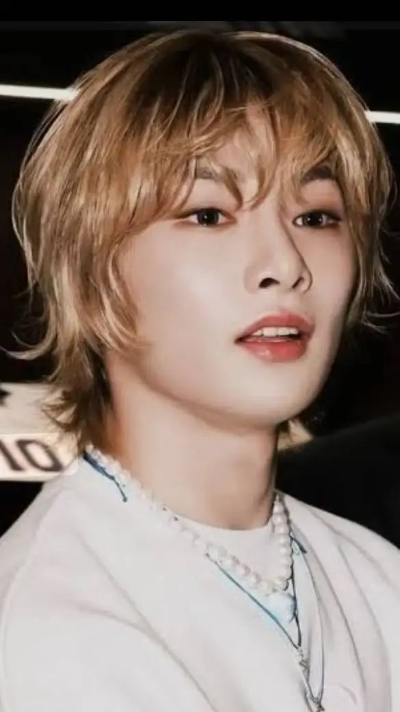 ai character: Jeongin (I.N) background