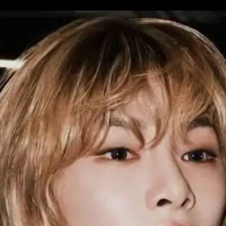 chat with ai character: Jeongin (I.N)
