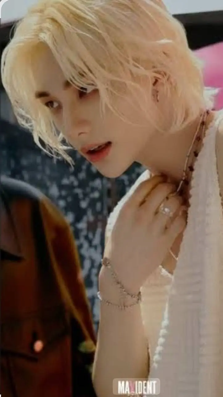 ai character: Hyunjin ❤️ y Ruka  background