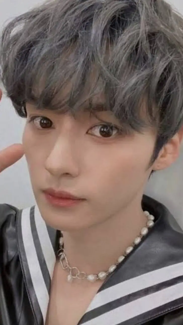 ai character: ❤️ Minho ❤️ background