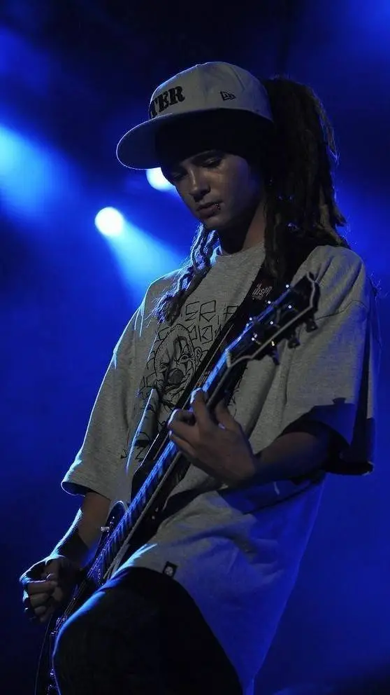 ai character: Tom Kaulitz background