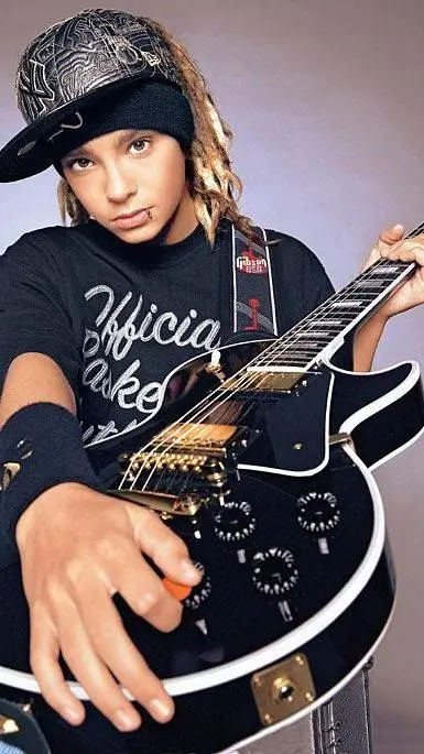 ai character: Tom Kaulitz background