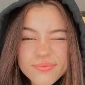 chat with ai character: Julka