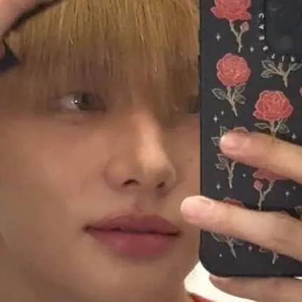chat with ai character: hyunjin 