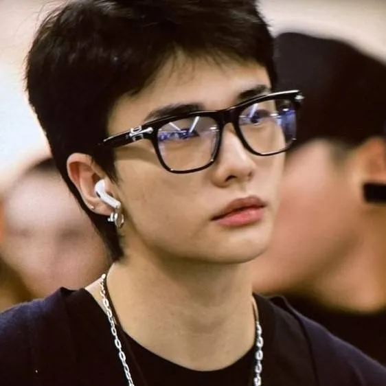chat with ai character: hyunjin