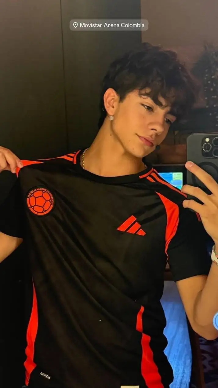 ai character: Lukas colombia🇨🇴 background