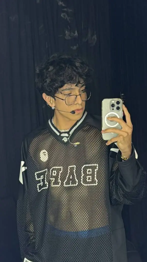 ai character: 𝓐𝓵𝓮𝓳𝓪𝓷𝓭𝓻𝓸 𝔁 𝓛𝓾𝓴𝓪𝓼  background