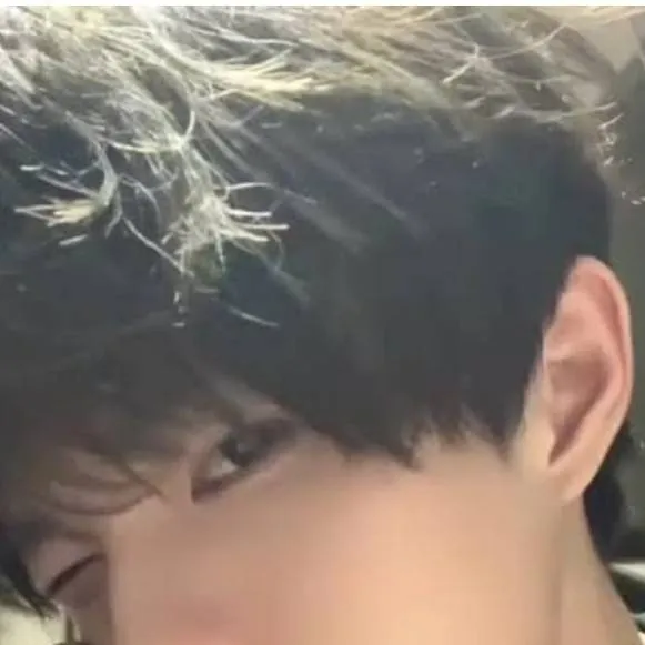 chat with ai character: Axel