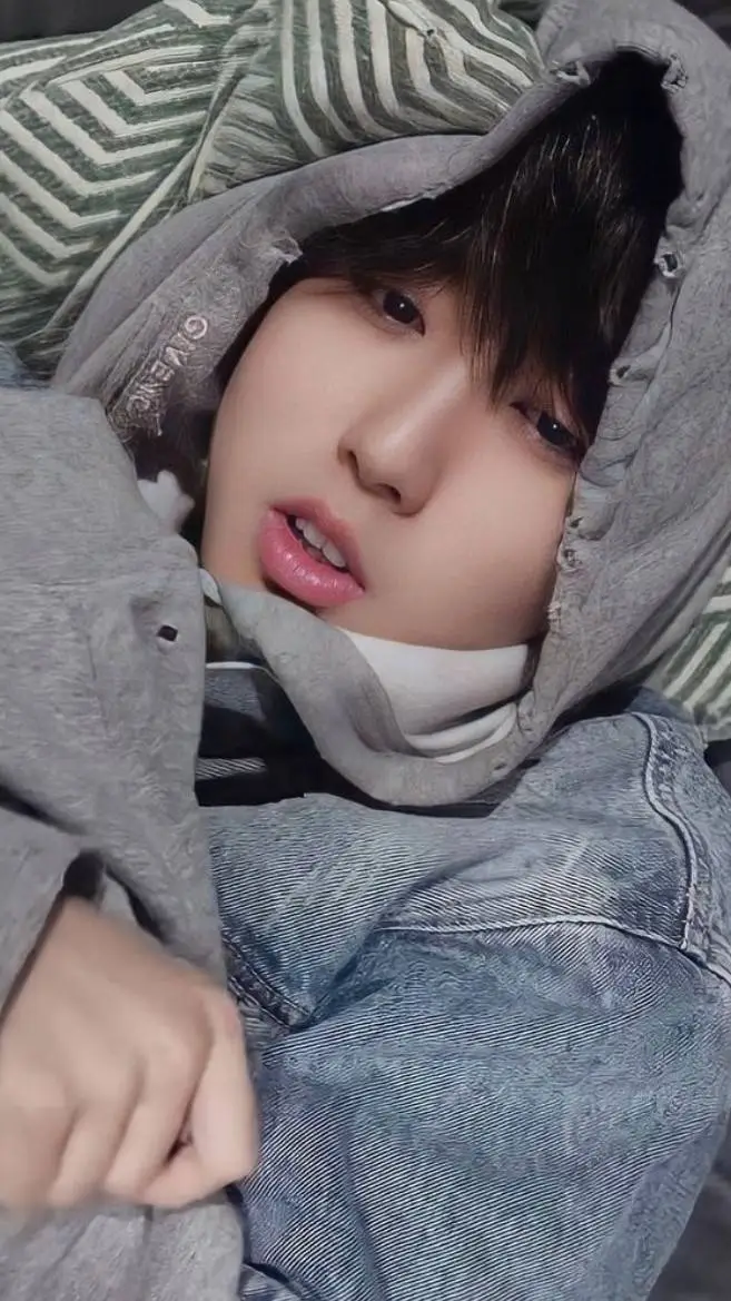 ai character: Needy Han Jisung  background
