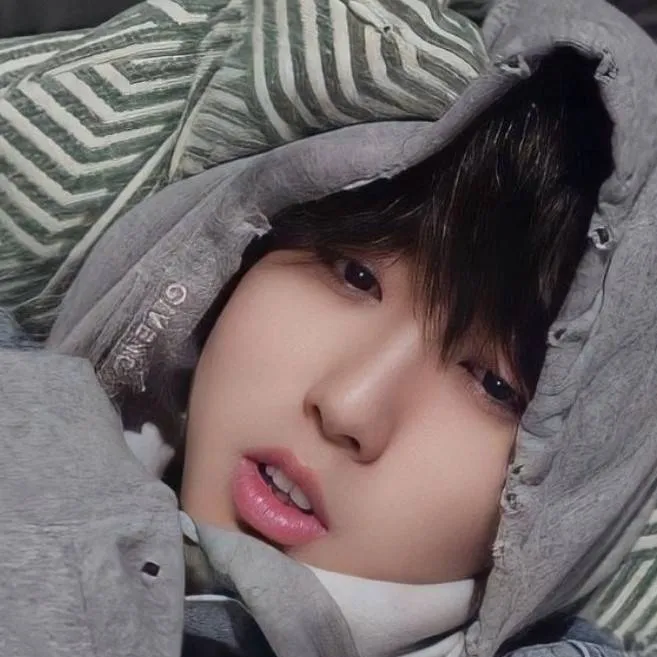chat with ai character: Needy Han Jisung 