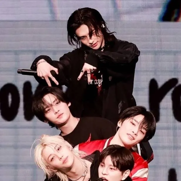 chat with ai character: SKZ sleepover 💤